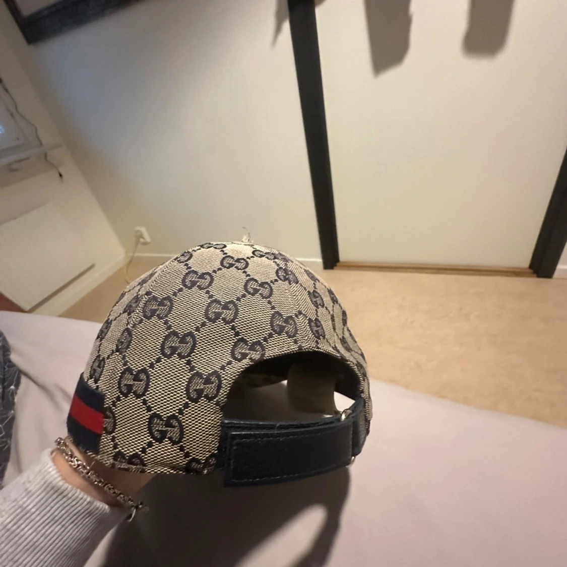 Gucci keps med GG-mönster och röd-blå rand - 1