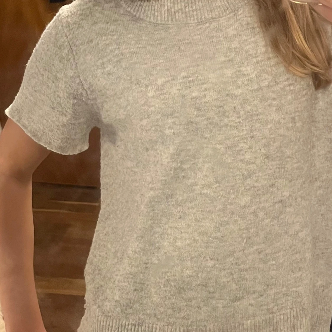 Grå stickad polotröja med kort ärm