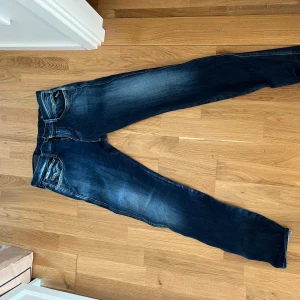 Replay anbass  - Sjukt feta replay anbass jeans. Storlek W28 L30, säljer de då de är för små för mig. Skick 9/10 finns ingen defekt på dom. Nypris 1500kr, skriv vid frågor eller funderingar✅