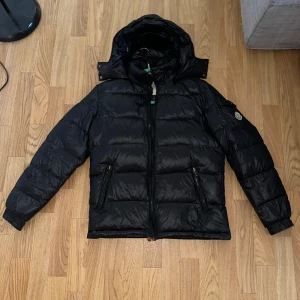 Moncler Maya (fint skick) - Moncler maya jacka säljes då jag nu behöver större jacka. Puffig modell som håller dig varm under kalla dagar.