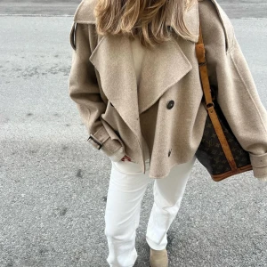 Massimo Dutti Kort kappa - Kort kappa från Massimo Dutti i ull i beige. Jättefin modell och slutsåld. Storlek M men passar mig som har XS vanligtvis. Alla bilder är mina. 2000kr nypris 