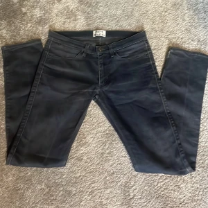 Acne Studios jeans - Säljer ett par gråsvarta slimfit jeans från Acne Studios. Klassisk femficksmodell med smal passform och raka ben. Jeansen har en snygg mörk tvätt och är tillverkade i ett stretchigt bomullsmaterial för extra komfort.