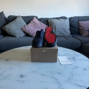 louboutins - Tjenare!☺️ ett par marin blåa 💙 loubs till salu använd få gånger, Skick nytt  dustbag, o annat  pris är alltid diskuterbart och för flera funderingar eller bilder dm ha de gott!!🥂