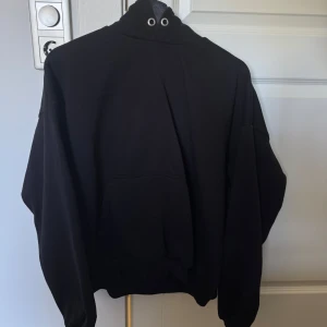 Weekday hoodie - Hej säljer denna weekday hoodien som är i väldigt fint skick knappt använd och har en snygg passform 