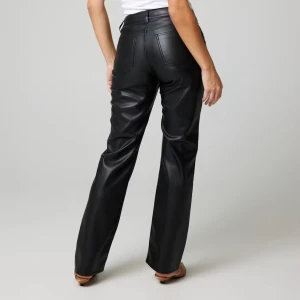 Svarta raka byxor i skinnimitation - Snygga svarta byxor i skinnimitation med raka ben. Byxorna har hög midja och stängs med dragkedja och knapp. Jag säljer dessa i två storlekar, 38 och 40 med prislapparna kvar. Aldrig använda, glömde att skicka tillbaka varorna. Säljer för 150kr st. 