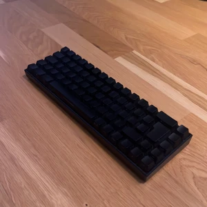 Deltaco Gaming mekaniskt tangentbord - Deltaco Gaming tangentbord. Svart design, USB-C kabel medföljer. Bra skick, använd en del men inga defekter.