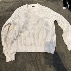 Vit stickad tröja från 157, XS - Mysig vit stickad tröja från 157 i storlek XS. Tröjan har ett grovt stickat mönster, rund halsringning och långa ärmar med ribbade muddar. Perfekt för lager-på-lager och chill höst- eller vinterstil.