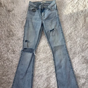 Ljusblå bootcut jeans  - Säljer ett par ljusblå bootcut jeans från Gina tricot i storlek 34. 