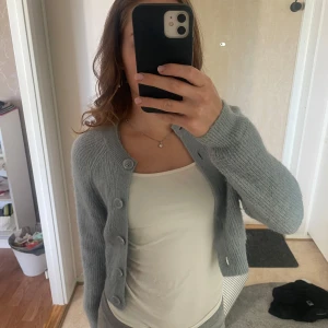 Ljusblå kofta från Lindex - Från Lindex i storlek XS i ull/mohair/polyamid blandning som är jättemjuk🤍🤍