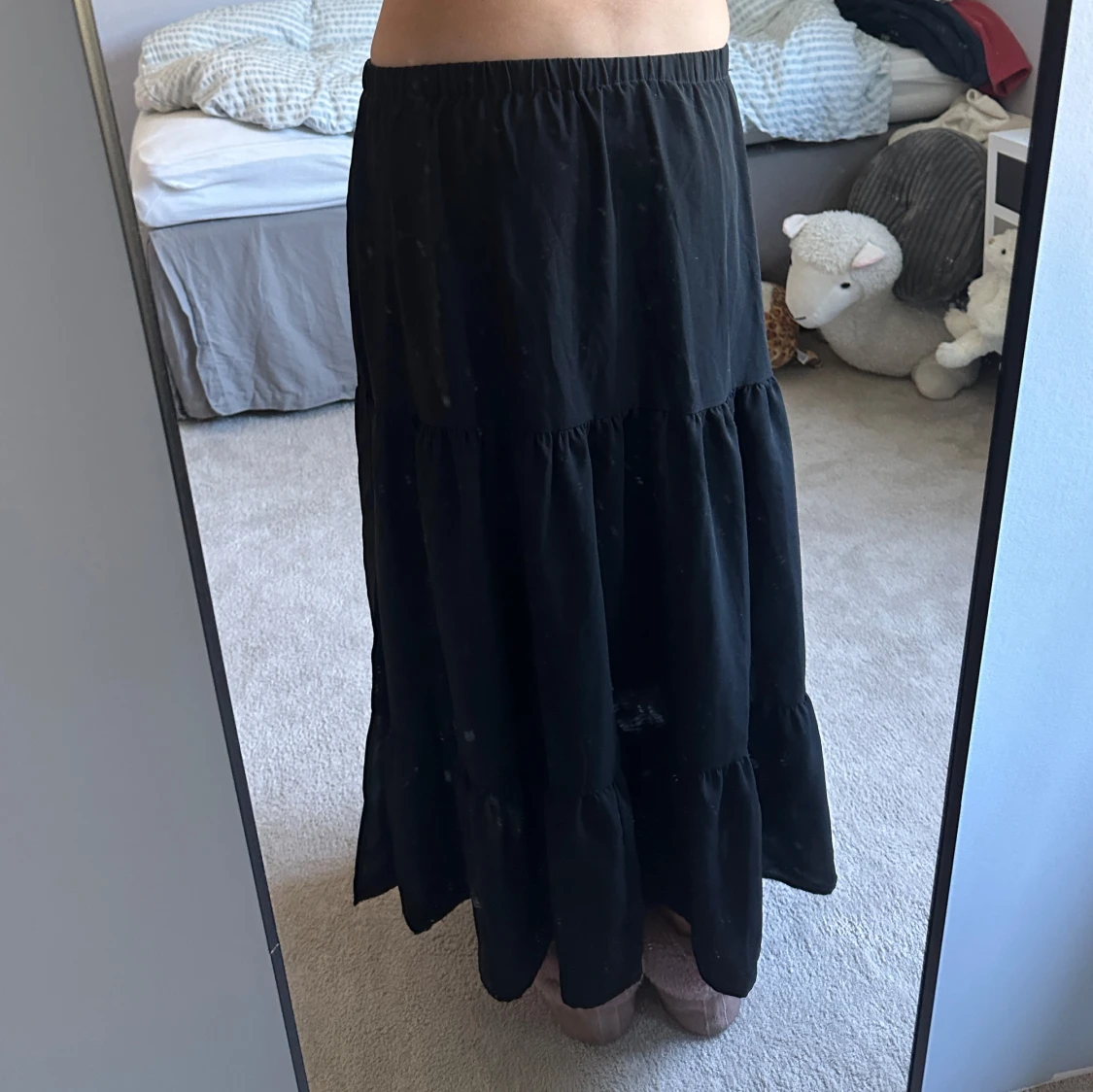 Svart volangkjol med resårmidja - 2