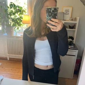 Mörkblå kofta med dragkedja - Säljer en mörkblå kofta med dragkedja framtill. Från Vila