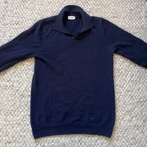 Mörkblå långärmad från John Henric🙌✅ - Snygg mörkblå polotröja från John Henric i storlek S. Denna långärmade piké är slim fit och väldigt stilren 🙌🤩