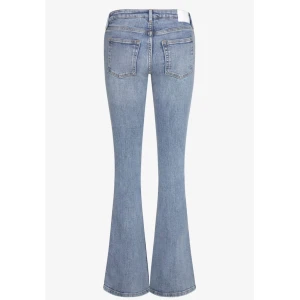 Monki Katsumi ljusblå flare jeans - Säljer ett par ljusblå flare jeans från Monki, modell Katsumi. Byxorna har låg midja och utsvängda ben.