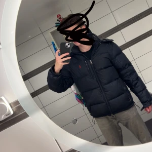 Mörkblå Ralph lauren jacka - Säljer min jacka som jag använt en vinter, använd en månad av tidigare ägaren, den var köpt på design Only Marieberg som nyss stängt ner men de går säkert att hitta info om det ifall ni undrar om jag ljuger. Jackan är i väldigt bra skick de ända negativa är kardborre banden vid handleden som inte fäster så bra. Jag är 180 på bilden 