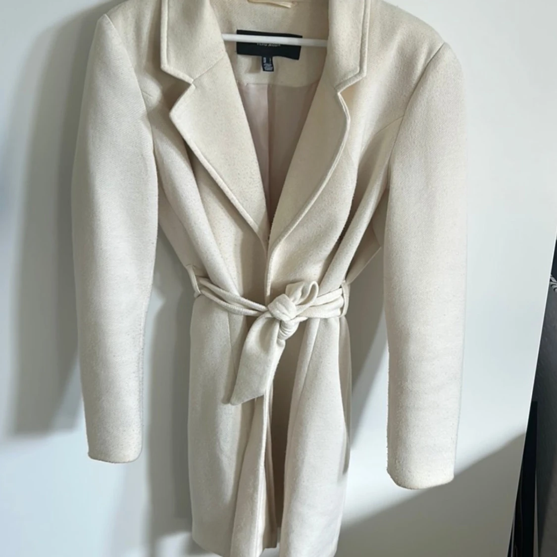 Beige kappa med bälte från Vero Moda 