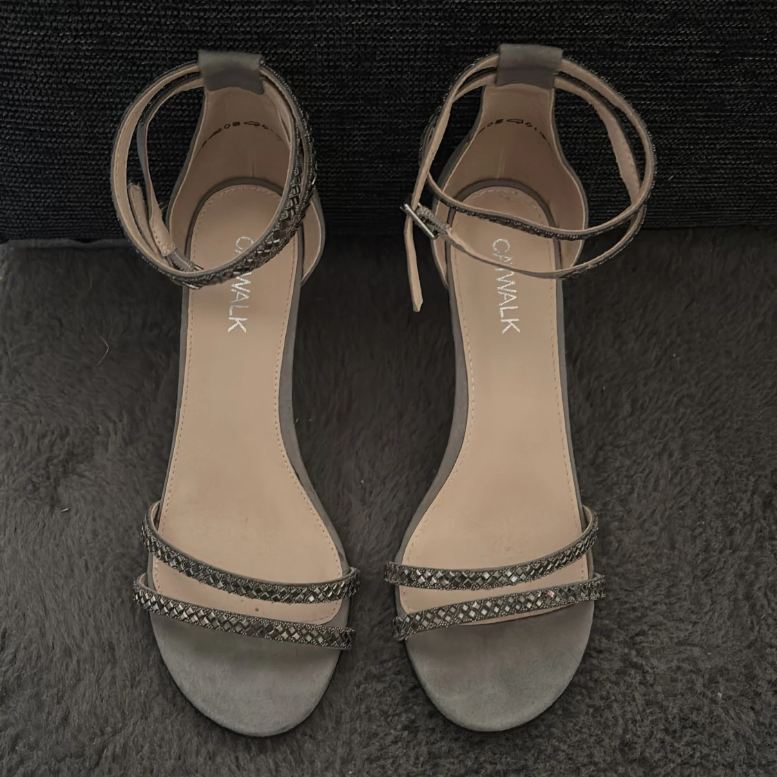 Grå sandaler med klack från Catwalk