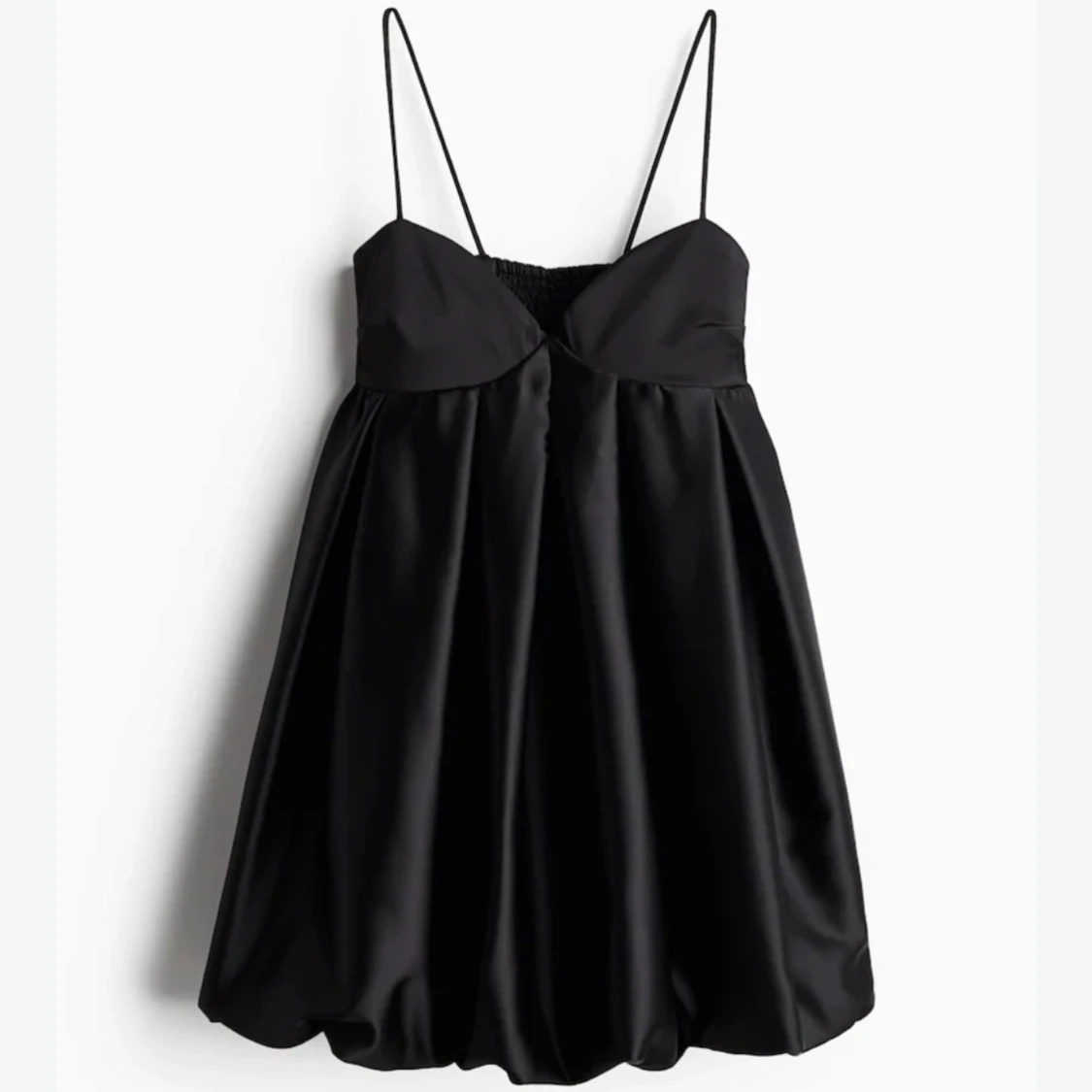 Svart satin kortklänning med tunna band