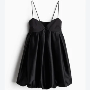 Svart satin kortklänning med tunna band - Bara använd en gång! Slutsåld på hemsidan💕