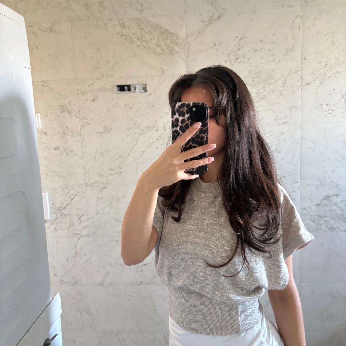 Grå stickad kortärmad tröja - 1