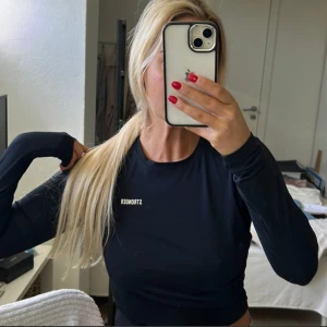 Svart långärmad träningströja STRONGER - Säljer en svart långärmad träningströja från STRONGER. Tight passform med rund halsringning och diskret logga på bröstet. Perfekt för gymmet eller löprundan, tillverkad i stretchigt syntetmaterial som andas.