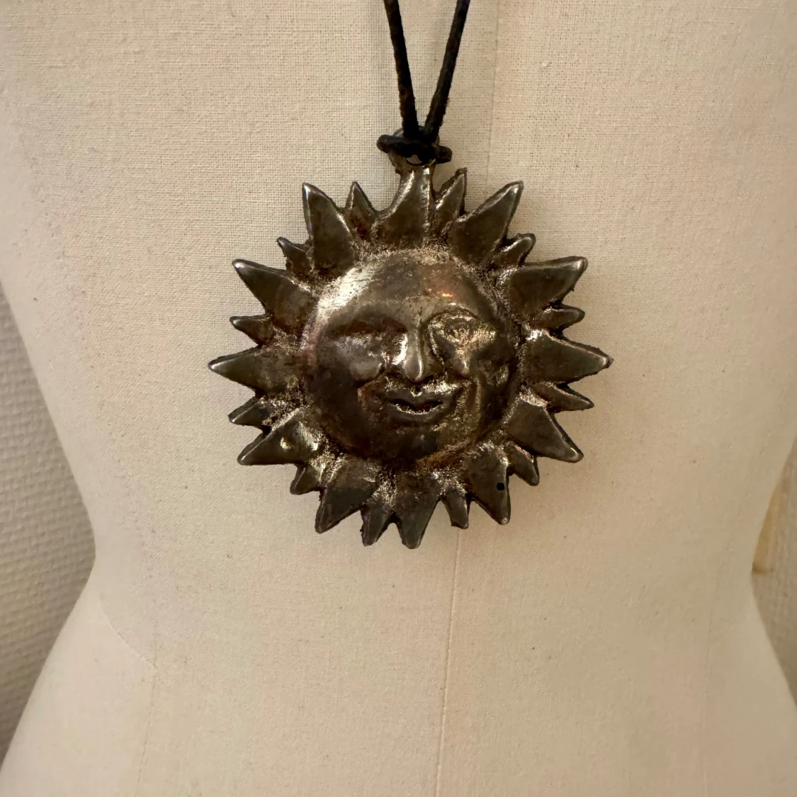 Långt halsband med solformad medaljong - 1