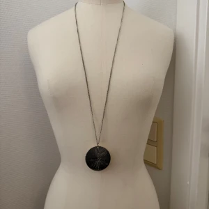 Långt halsband med rund silverberlock - Stilrent långt halsband med en stor, rund berlock i silverfärg. Berlocken har ett coolt, strålande mönster som ger en unik look. GRATIS om du köper något annat av mig. Hämtas i Hägersten om du vill slippa frakt. Var även uppmärksam på när Plick erbjuder fraktfritt ibland på dyrare plagg. Följ mig gärna. Har mycket att lägga ut i olika storlekar! 