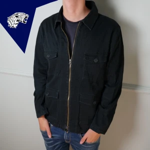 JOHN HENRIC OVERSHIRT  - Fet overshirt från John Henric | Skick: 9/10 | Passar S/M | Modellen är 180cm | Hör av dig om du undrar någonting!