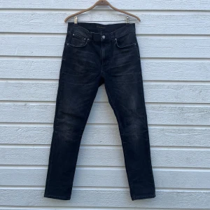 Nudie Jeans Lean Dean 30/30 - Hej! Säljer nu mina Nudie Jeans i den populära modellen Lean Dean, med passformen slim fit. Jeansen är i toppen skick och är i storlek W30 L30. Ordinarie pris: 1600 kr. Hör av dig om du har några frågor eller funderingar! 