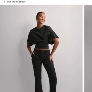 Svarta kostymbyxor med bootcut - Snygga svarta kostymbyxor med bootcut-snitt och klassisk midja. Byxorna har raka ben, diskreta fickor bak och en stilren look som passar till många olika outfits. Perfekta för dig som gillar en clean och modern stil. aldrig använda❤️ (har kvar prislappen)