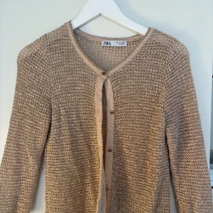 Guldig stickad kofta från Zara - Säljer en guldig stickad kofta från Zara i storlek S❤️ nypris 400