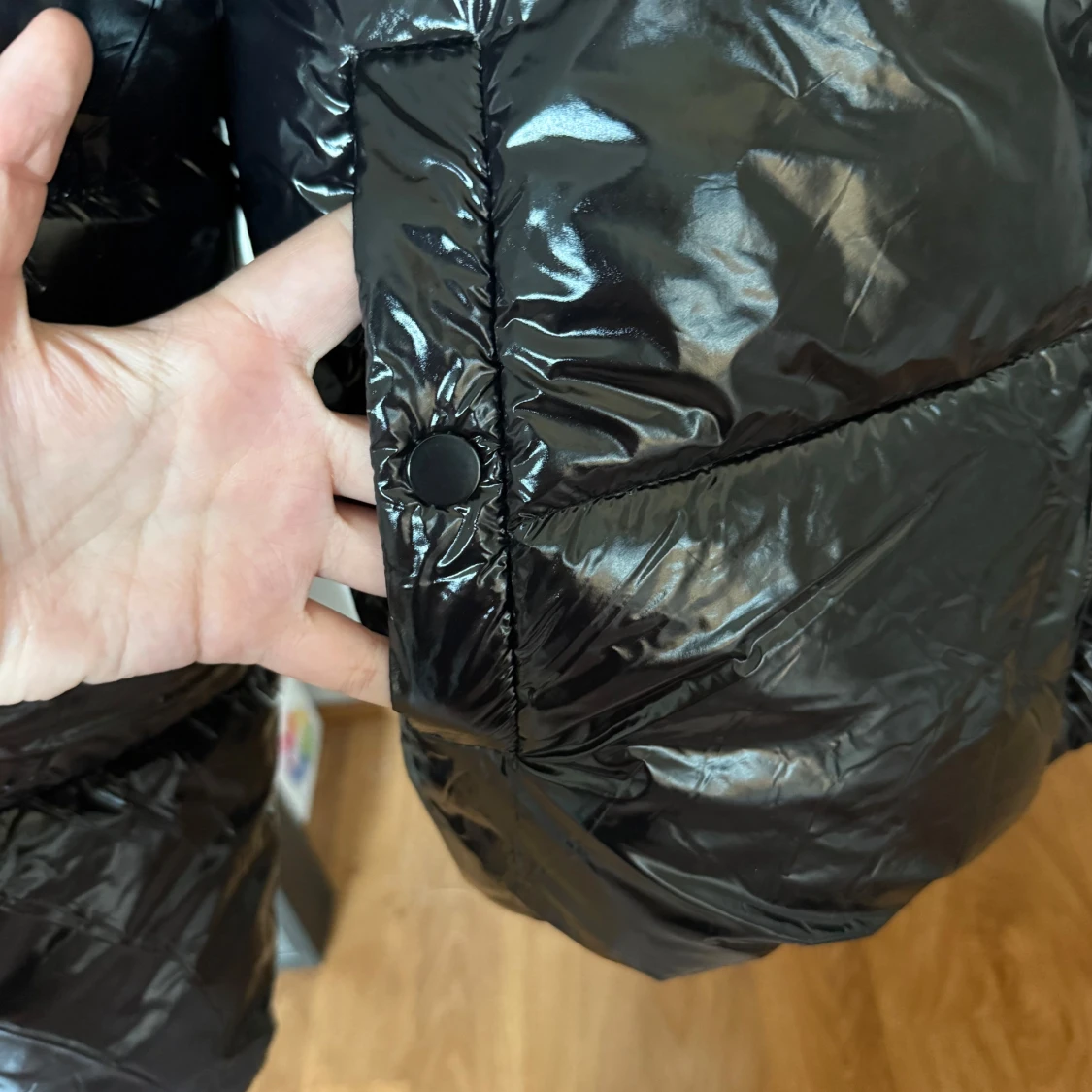 Svart glansig pufferjacka från Nelly - 2