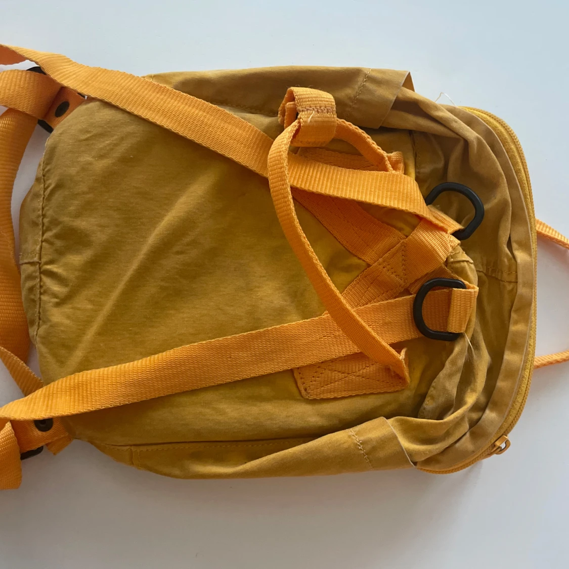 Gul Kånken Mini ryggsäck från Fjällräven - 1