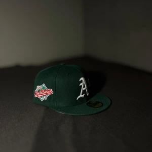 Grön New Era keps - Grön New Era keps till salu! Riktigt fint skick, knappt använd! Storlek 56,8cm