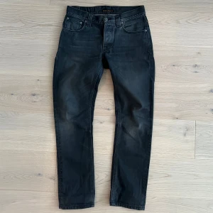 Nudie Jeans - Snygga jeans från Nudie, modell Grim Tim. Finns liten deffekt (bild 4). Modellen är 183, 66kg. Skriv vid funderingar
