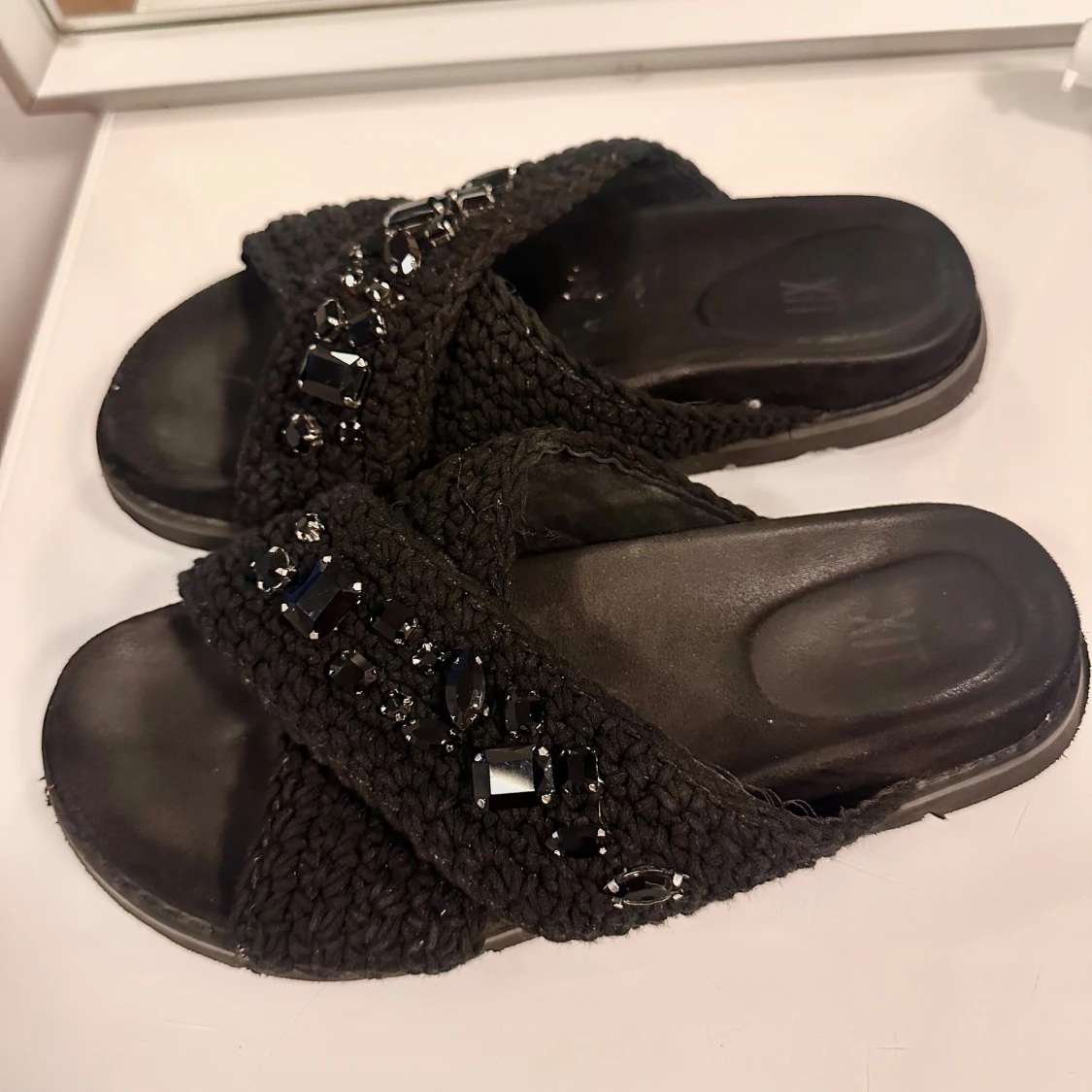 Svarta sandaler med pärldetaljer - 1