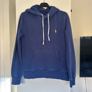 Polo ralph lauren hoodie  - Tja, säljer en Ralph lauren hoodie. Den är relativt använd som ni ser på bilderna! Skulle säga att den sitter som xs. Hör av dig vid frågor!