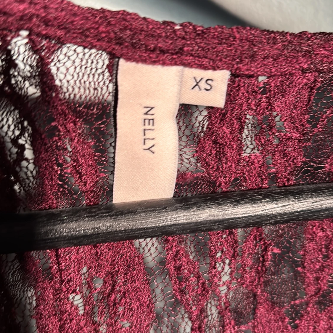 Vinröd lacetop från Nelly XS - 3