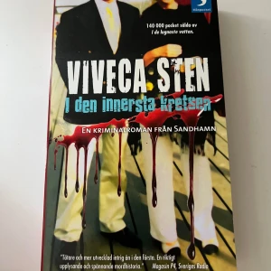 I den innersta kretsen - En spännande kriminalroman från Sandhamn där mörka hemligheter och relationer bland rika och berömda avslöjas. Perfekt för dig som gillar mysterier, mordgåtor och skärgårdsmiljö. En bok som håller dig på helspänn till sista sidan!
