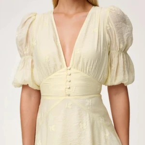 Adoore Silicy dress gul   - Superfin ljusgul klänning köpt från Adoore. Säljs pga. är för stor. I nyskick, säljs för samma pris som jag köpte den på Adoore sample sale. För flera bilder skriv ☺️🌼