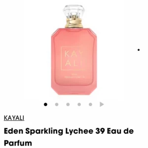 Kayali Eden Sparkling Lychee 50ml - Trendig Eau de Parfum från Kayali, Eden Sparkling Lychee 39. Flaskan innehåller 50 ml och passar perfekt för dig som vill ha något unikt och snyggt i din samling.