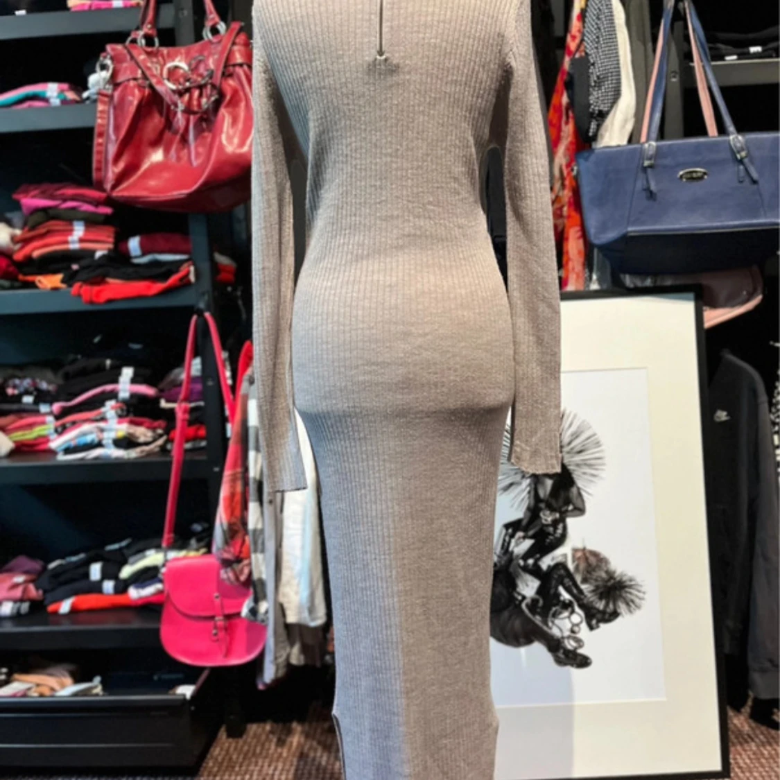 Grå ribbad långklänning  - 1