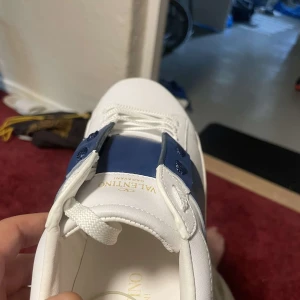 Valentino Garavani Open sneakers vit/blå - Säljer dessa nya Valentino opens i storlek 43. skorna är i ny skick, storlek är true 2 size. kvitto, org box och dustbag tillkommer. Hör gärna av er vid minsta lilla fundering!😁