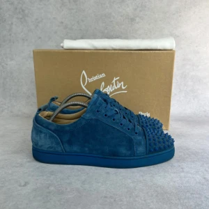 CHRISTIAN LOUBOUTIN JUNIOR SPIKE SNEAKER - – Condition: 9/10  - What is included: Dustbag  – Retail price: 9000 + SEK