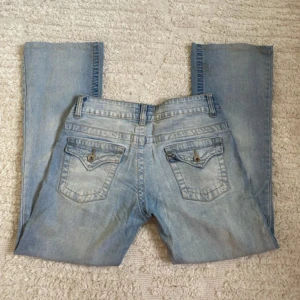 Lågmidjade Miss Apt jeans - Superfina jeans som är lågmidjade och flared/bootcut! Ena knappen saknas vilket inte syns särskilt mycket och går lätt att fixa☺️ De är också ganska slitna längst ner.