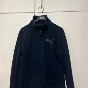 Mörk blå kofta från Puma - Väldigt fin den 