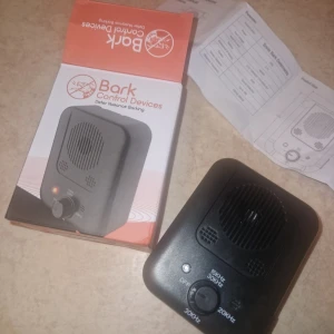 Skallkontroll enhet  hund - Avskräcker överdrivet skällande hos hundar genom att avge högfrekventa ljudvågor som är obehagliga för dem men oftast ohörbara för människor. Dessa ljudvågar skadar varken djur eller människor.  Justerbar frekvens (15kHz-30kHz), enkel att använda med tydliga reglage. Levereras med originalförpackning och manual. 