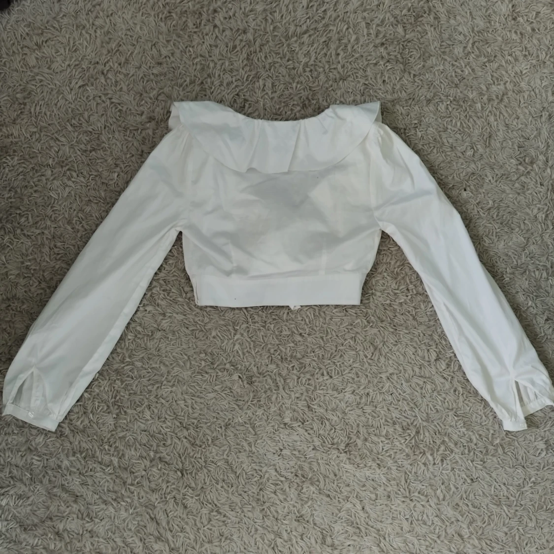 Vit omlottopp med volang från NA-KD - 2