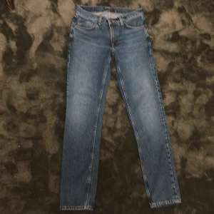 Nudie Jeans, Gritty Jackson - Nudie jeans I modell Gritty Jackson med rak passform, Strl 30/34. Helt oanvända