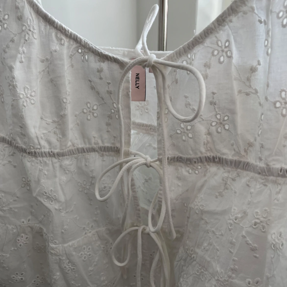 Vit broderad linnetopp från Nelly - 1