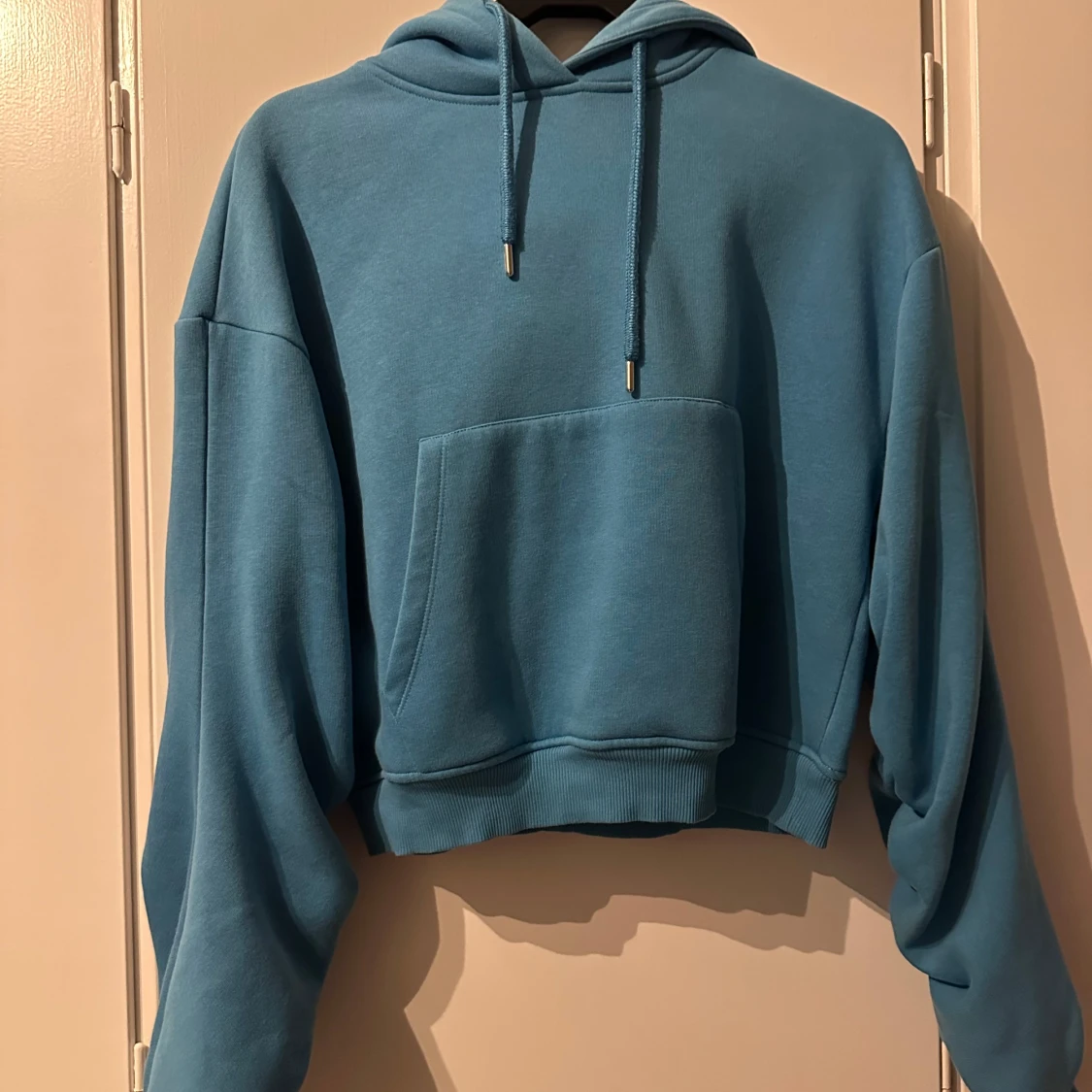 Blå croppad hoodie från NLY Trend